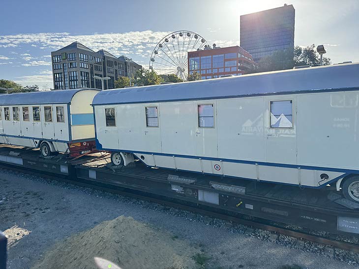 Roncalli kommt ab 14.10.2023 wieder nach München, am 11.10. trafen die Wagen mit dem Zug ein (©Foto: Martin Schmitz)